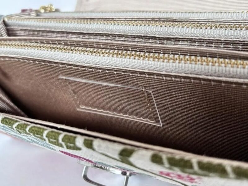 フラップ開閉型•家計やりくり財布•3費目管理用・植物柄生成り・費目ポケット