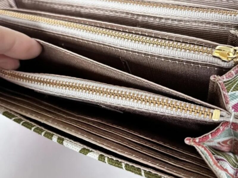 フラップ開閉型•家計やりくり財布•3費目管理用・植物柄生成り・お札ポケット