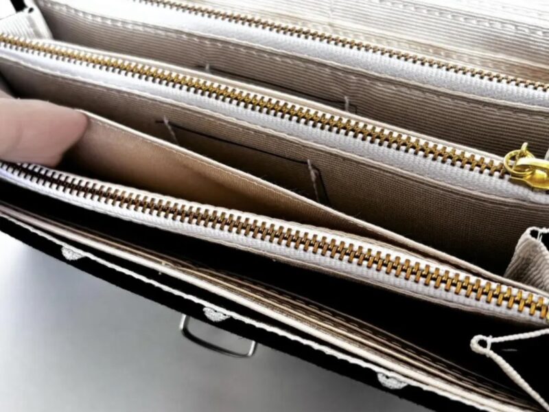 フラップ開閉型•家計やりくり財布•3費目管理用・水玉ブラック・お札ポケット