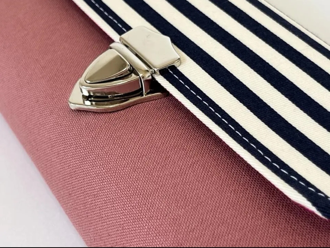 フラップ開閉型•家計やりくり財布•3費目管理用・スモークピンク×ボーダー・生地