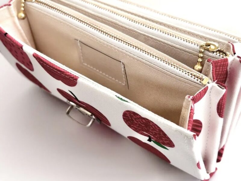 フラップ開閉型•家計やりくり財布•3費目管理用・アップル柄・費目ポケット