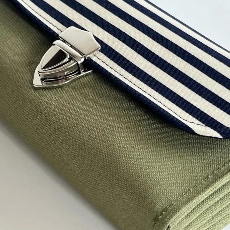 フラップ開閉型•家計やりくり財布•３費目管理用･カーキグリーン×ボーダー･生地