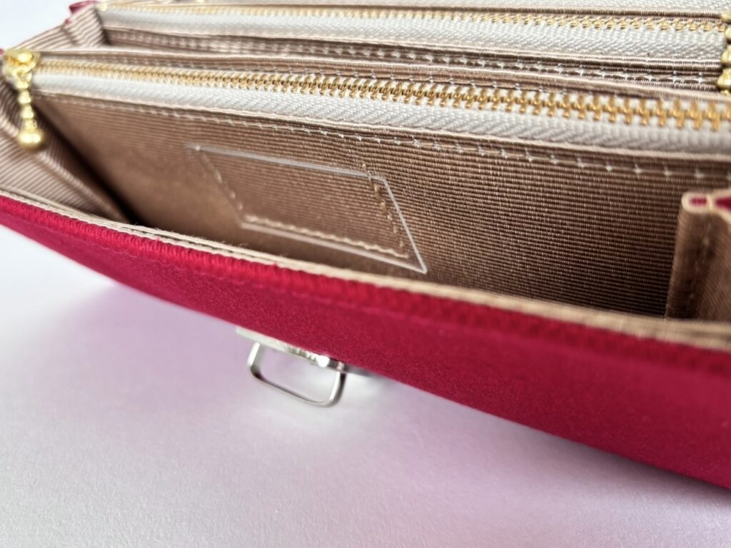 フラップ開閉型・3費目管理・ダークレッド×ボーダー・費目ポケット