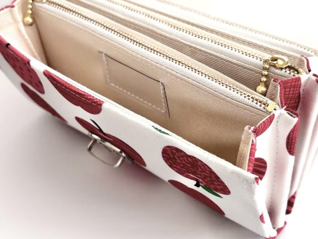 フラップ開閉型・3費目管理・アップル柄・費目ポケット