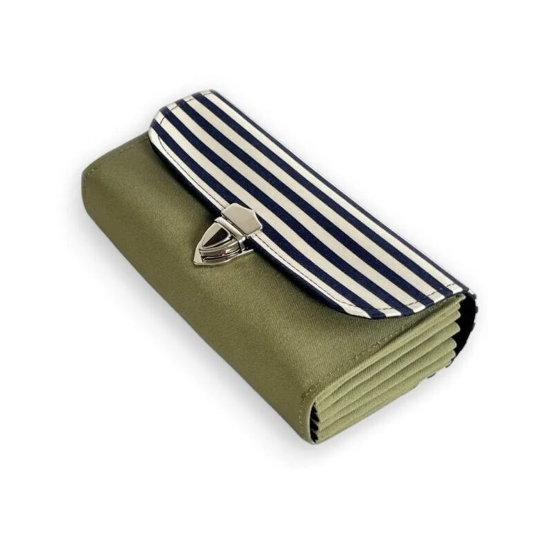 フラップ開閉型・3費目管理・カーキグリーン×ボーダー・斜め上から