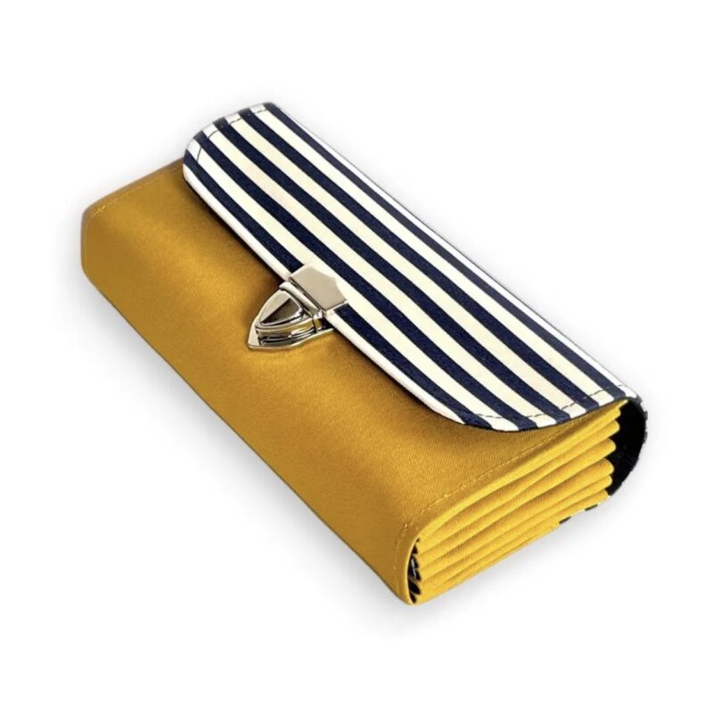 フラップ開閉型・3費目管理・マスタード×ボーダー・斜め上から