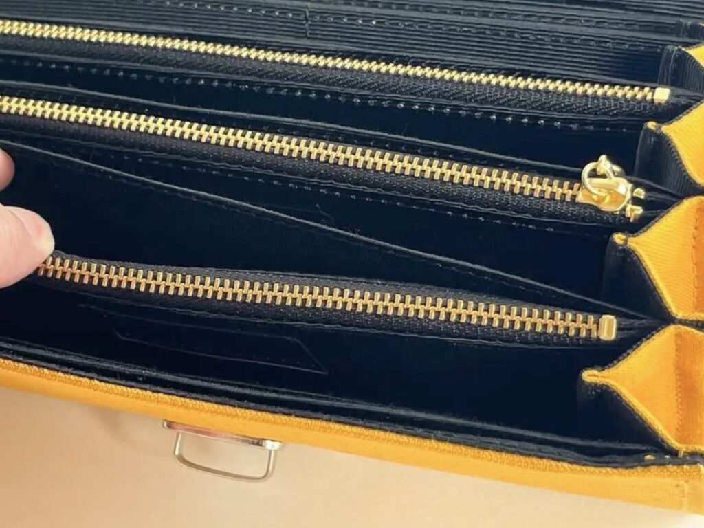 フラップ開閉型・3費目管理・マスタード×ボーダー・お札ポケット