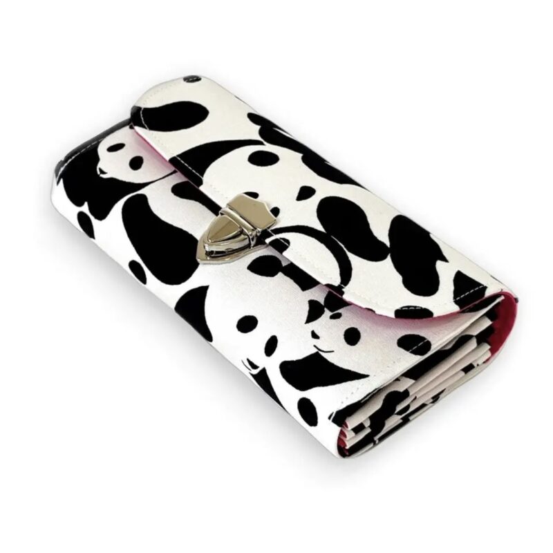 フラップ開閉型・3費目管理・モノグラムパンダ・斜め上から