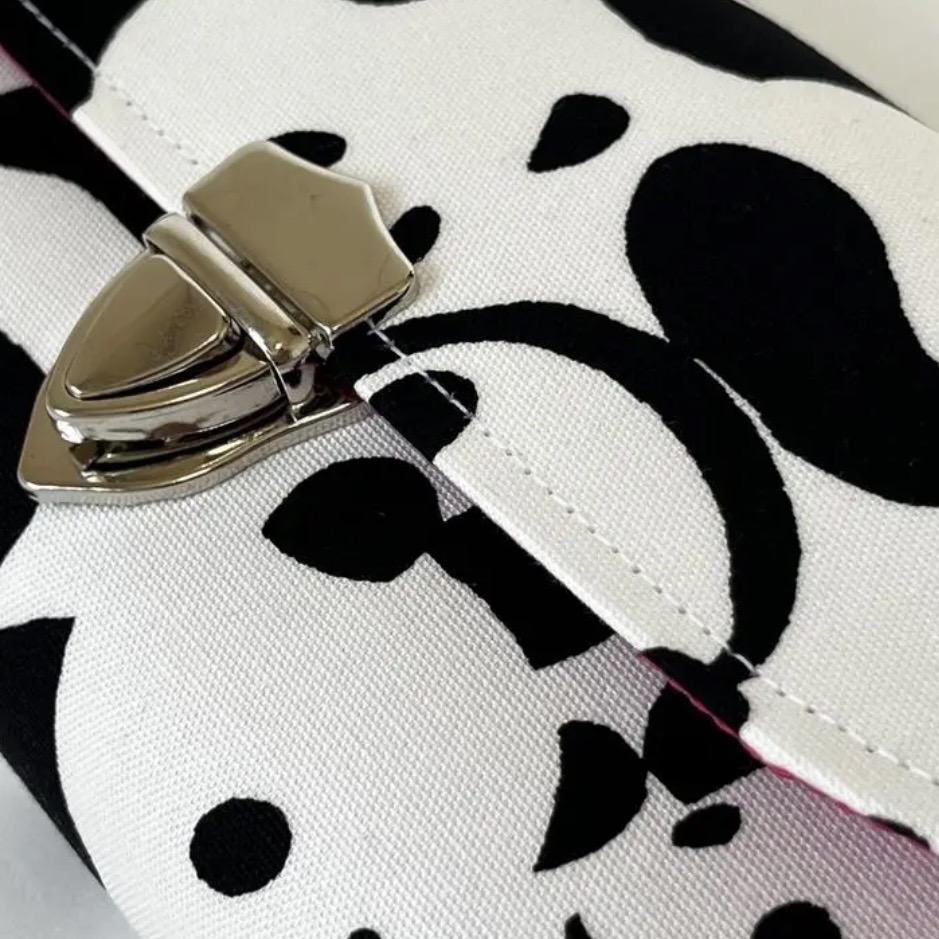 フラップ開閉型・3費目管理・モノグラムパンダ・生地