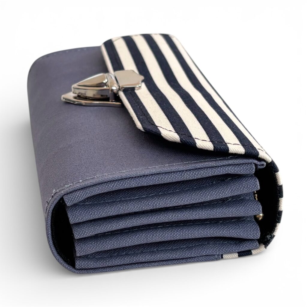 フラップ開閉型・ブルーグレー×ボーダー・3費目・横