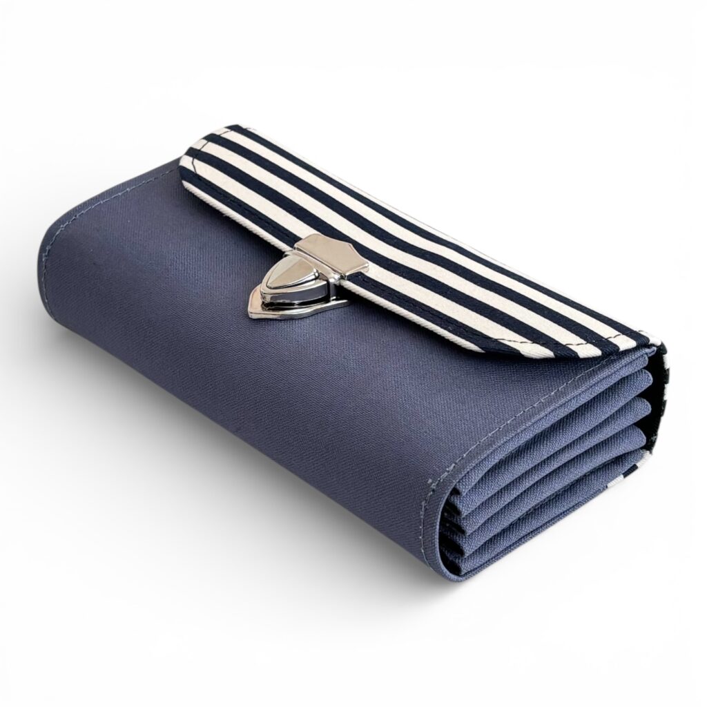 フラップ開閉型・ブルーグレー×ボーダー・3費目・斜め上