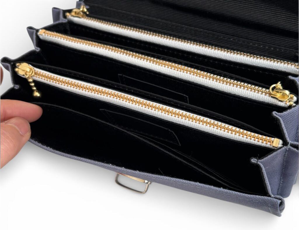 フラップ開閉型・ブルーグレー・3費目管理・フリーポケット２