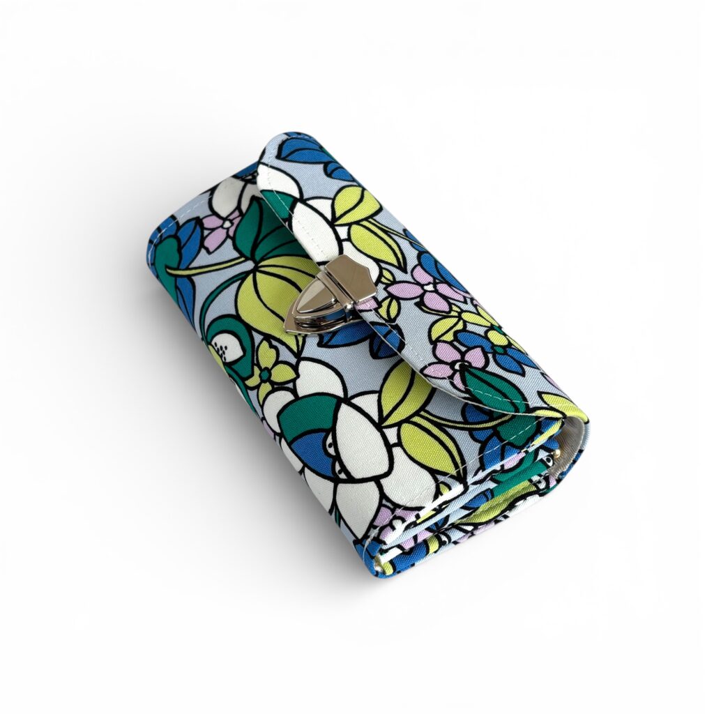 フラップ開閉型・レトロフラワーブルー・3費目管理・斜め上から