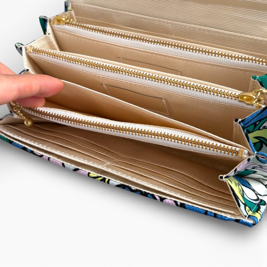 フラップ開閉型・レトロフラワーブルー・3費目管理・お札ポケット