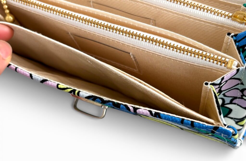 フラップ開閉型・レトロフラワーブルー・3費目管理・フリーポケット２