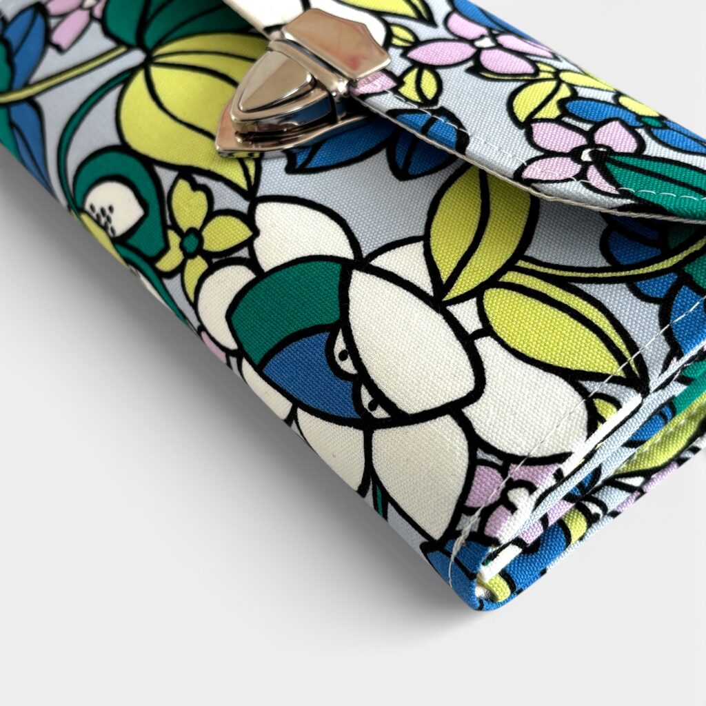 フラップ開閉型・レトロフラワーブルー・3費目管理・生地