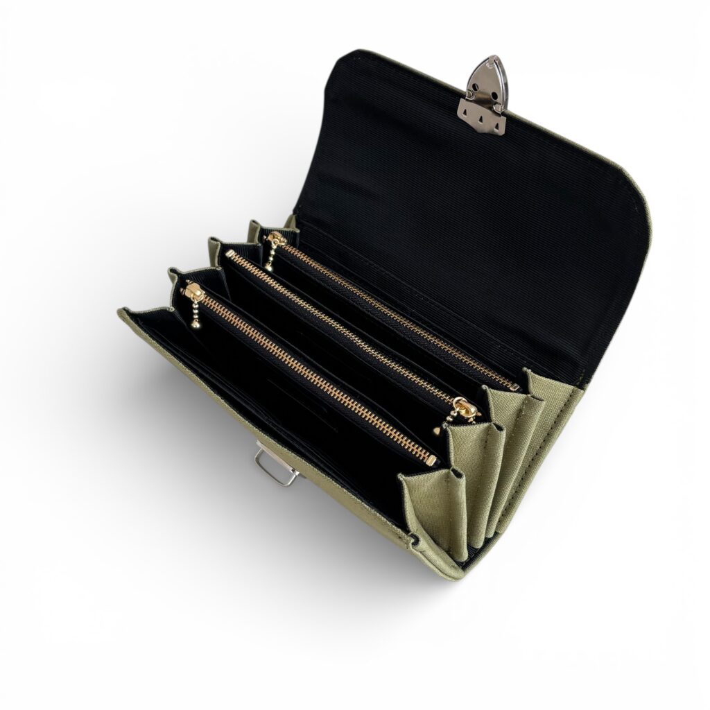 フラップ開閉型・カーキグリーン・3費目管理・開いた状態