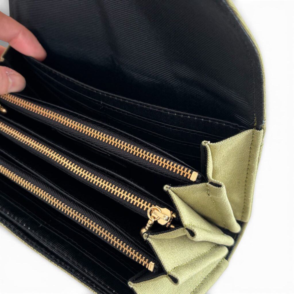 フラップ開閉型・カーキグリーン・3費目管理・フリーポケット1