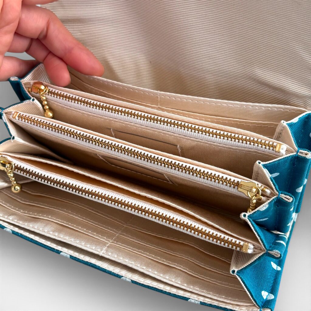 フラップ開閉型・水玉ターコイズブルー・3費目管理・フリーポケット１