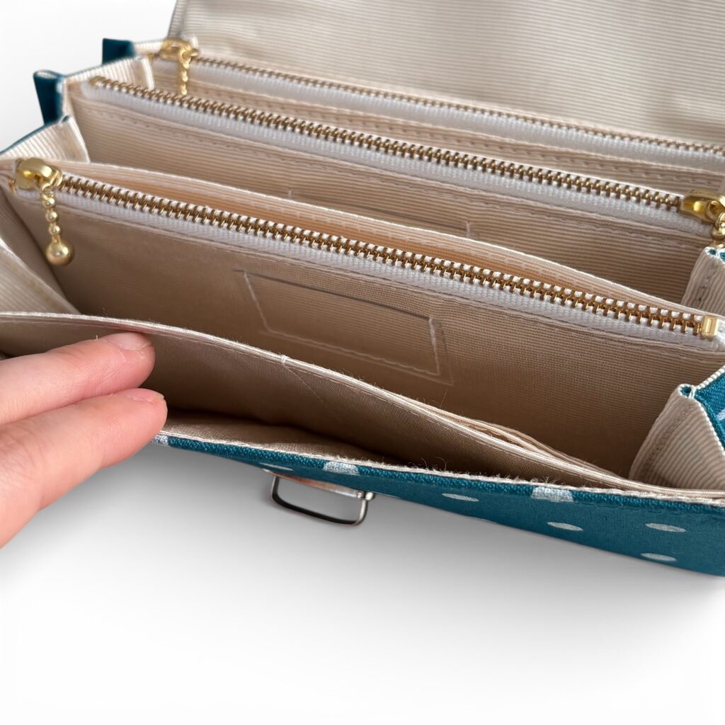 フラップ開閉型・水玉ターコイズブルー・3費目管理・フリーポケット２