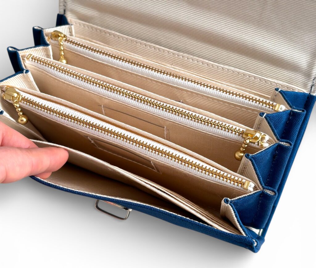 フラップ開閉型・3費目管理・コバルトブルー・フリーポケット2