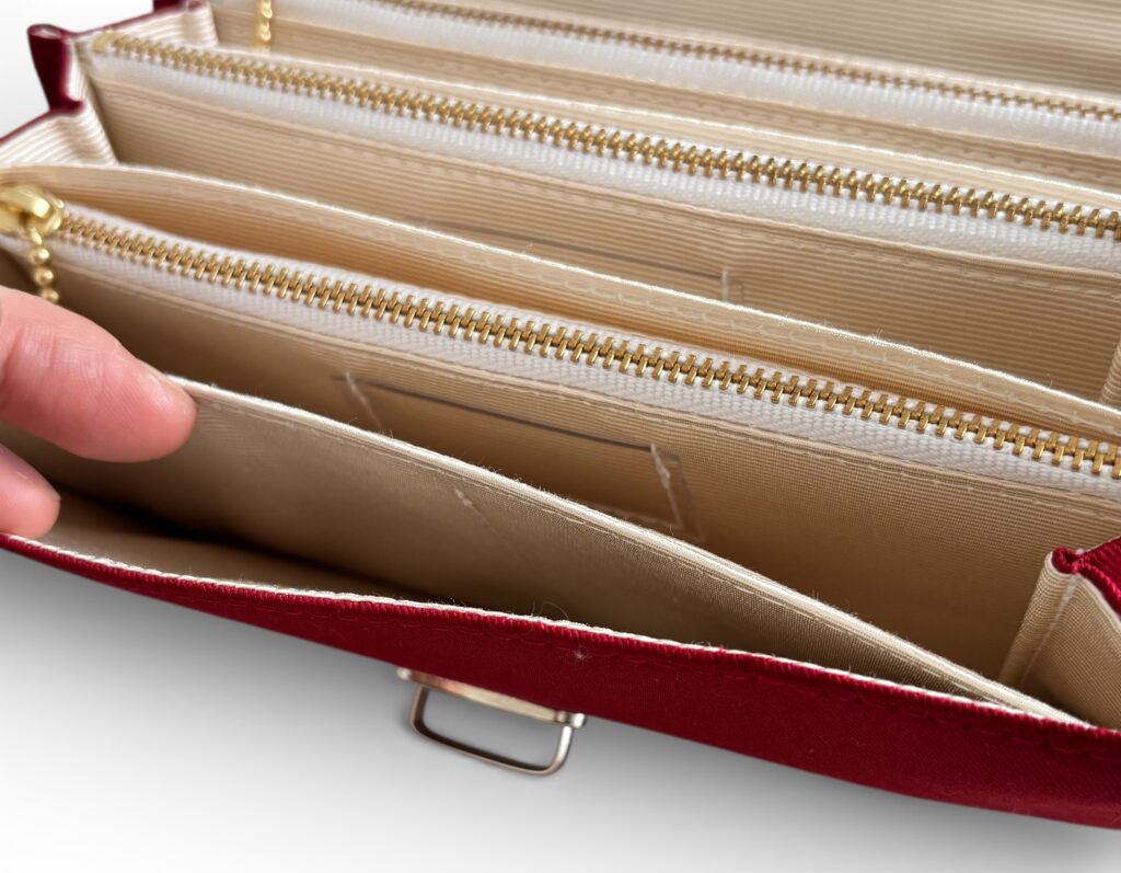 フラップ開閉型・3費目管理・ダークレッド・フリーポケット2