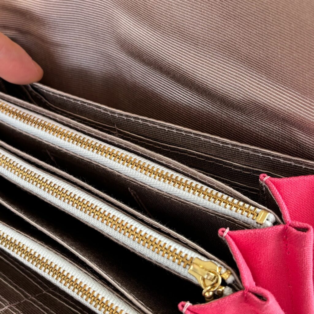 フラップ開閉型・3費目管理・チェリーピンク・フリーポケット1