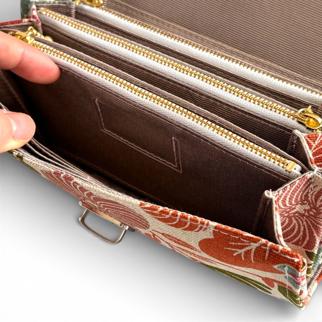 フラップ開閉型・3費目管理・植物柄生成り・費目ポケット