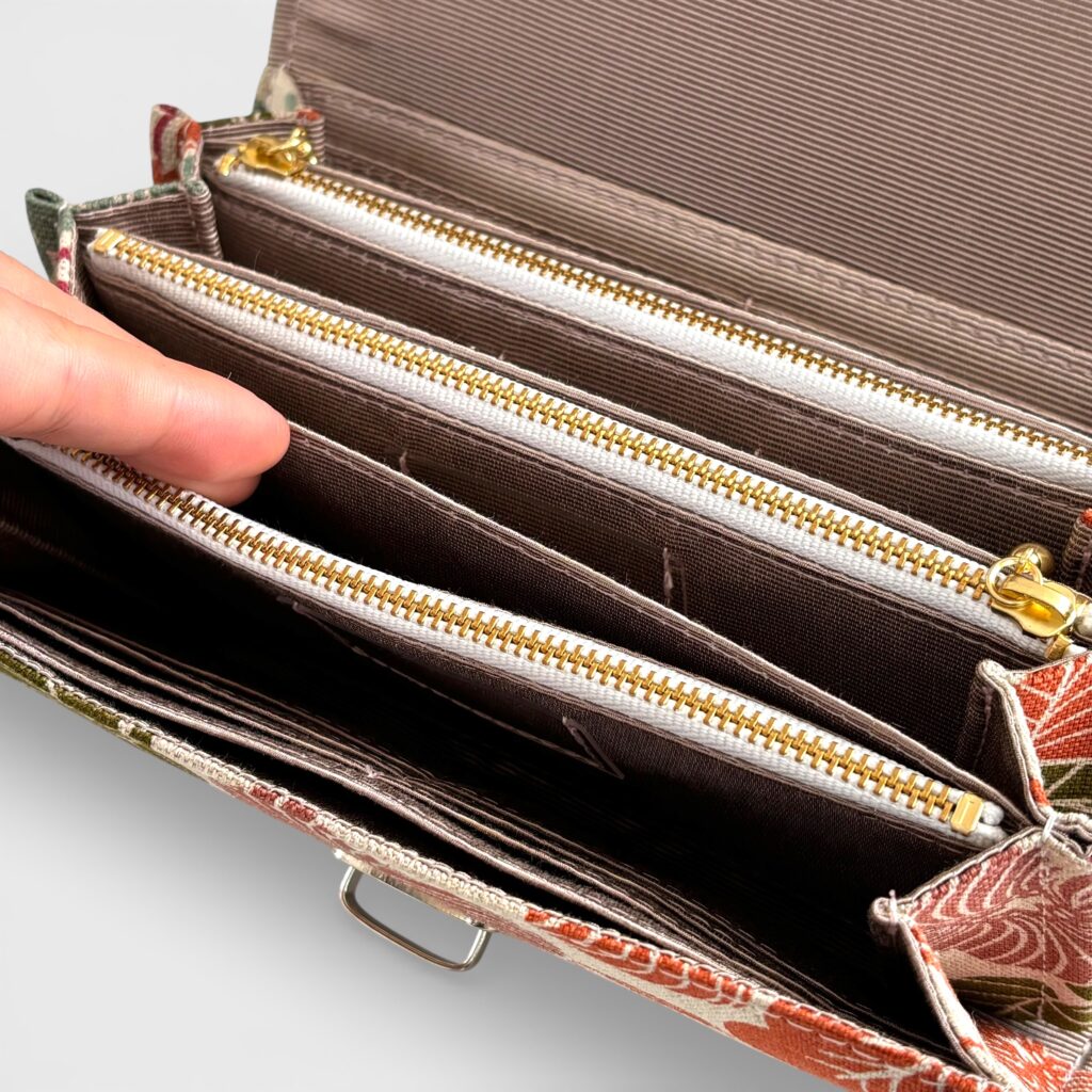 フラップ開閉型・3費目管理・植物柄生成り・お札ポケット