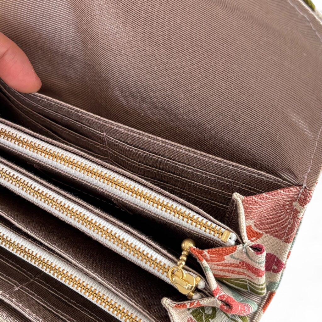 フラップ開閉型・3費目管理・植物柄生成り・フリーポケット1