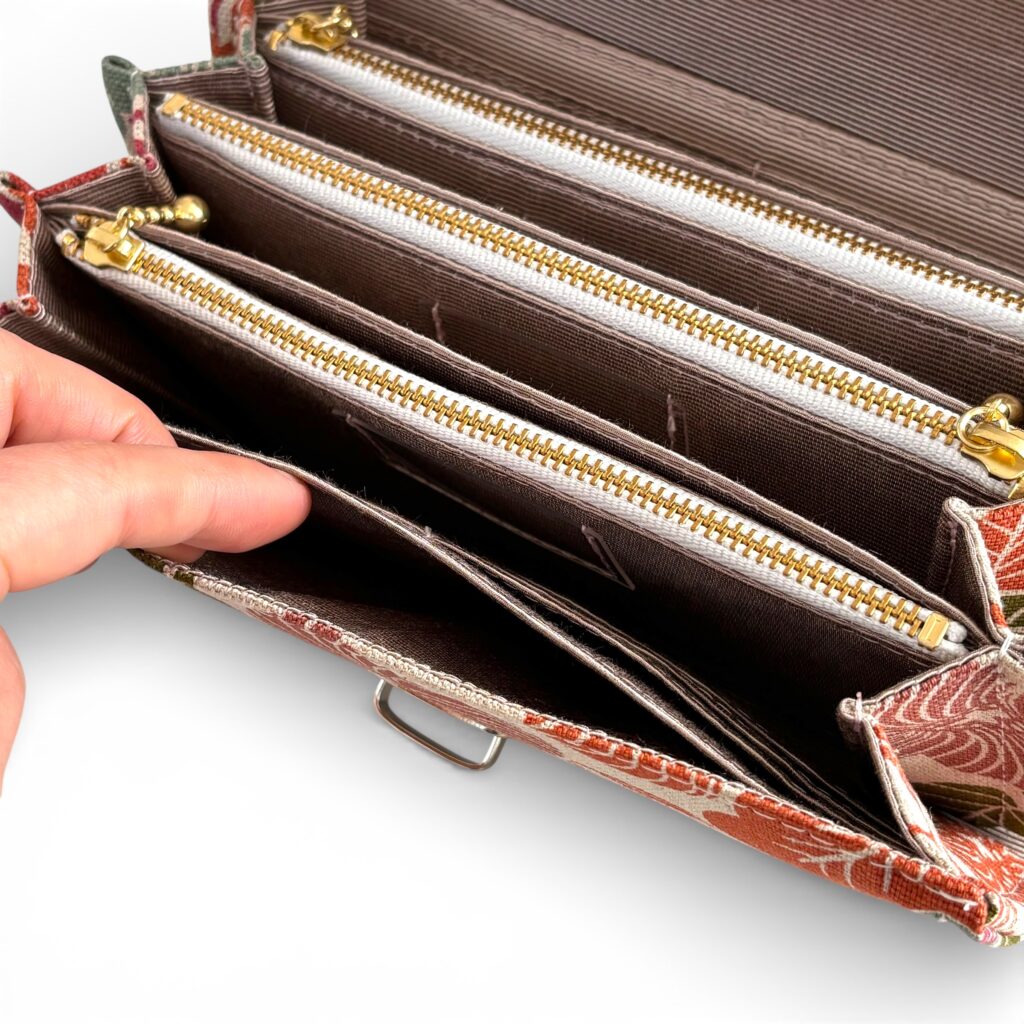 フラップ開閉型・3費目管理・植物柄生成り・フリーポケット2