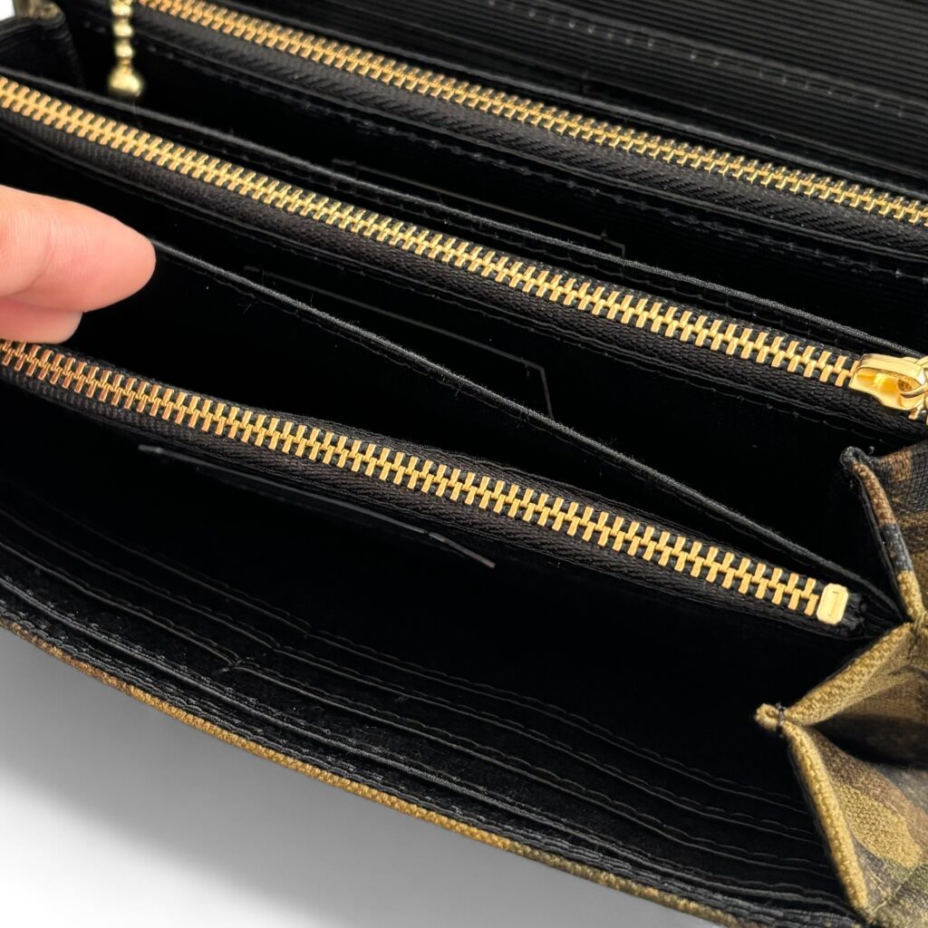 フラップ開閉型・3費目管理・掠れ迷彩柄・お札ポケット