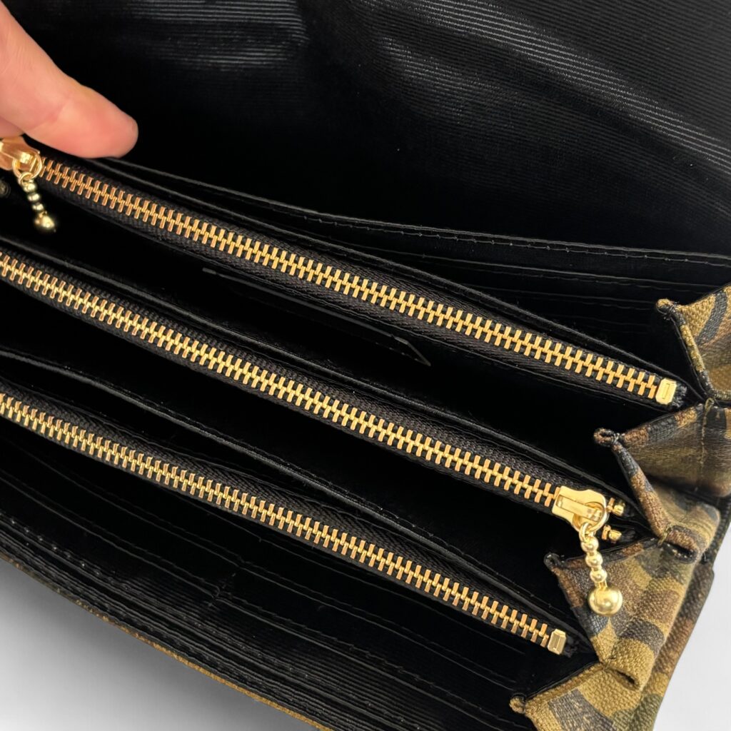 フラップ開閉型・3費目管理・掠れ迷彩柄・フリーポケット１