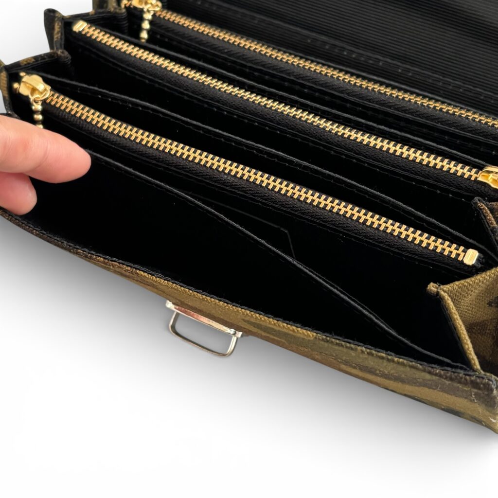 フラップ開閉型・3費目管理・掠れ迷彩柄・フリーポケット２