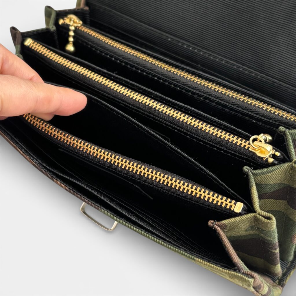 フラップ開閉型・3費目管理・迷彩柄・お札ポケット