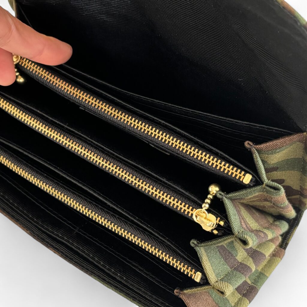 フラップ開閉型・3費目管理・迷彩柄・フリーポケット1