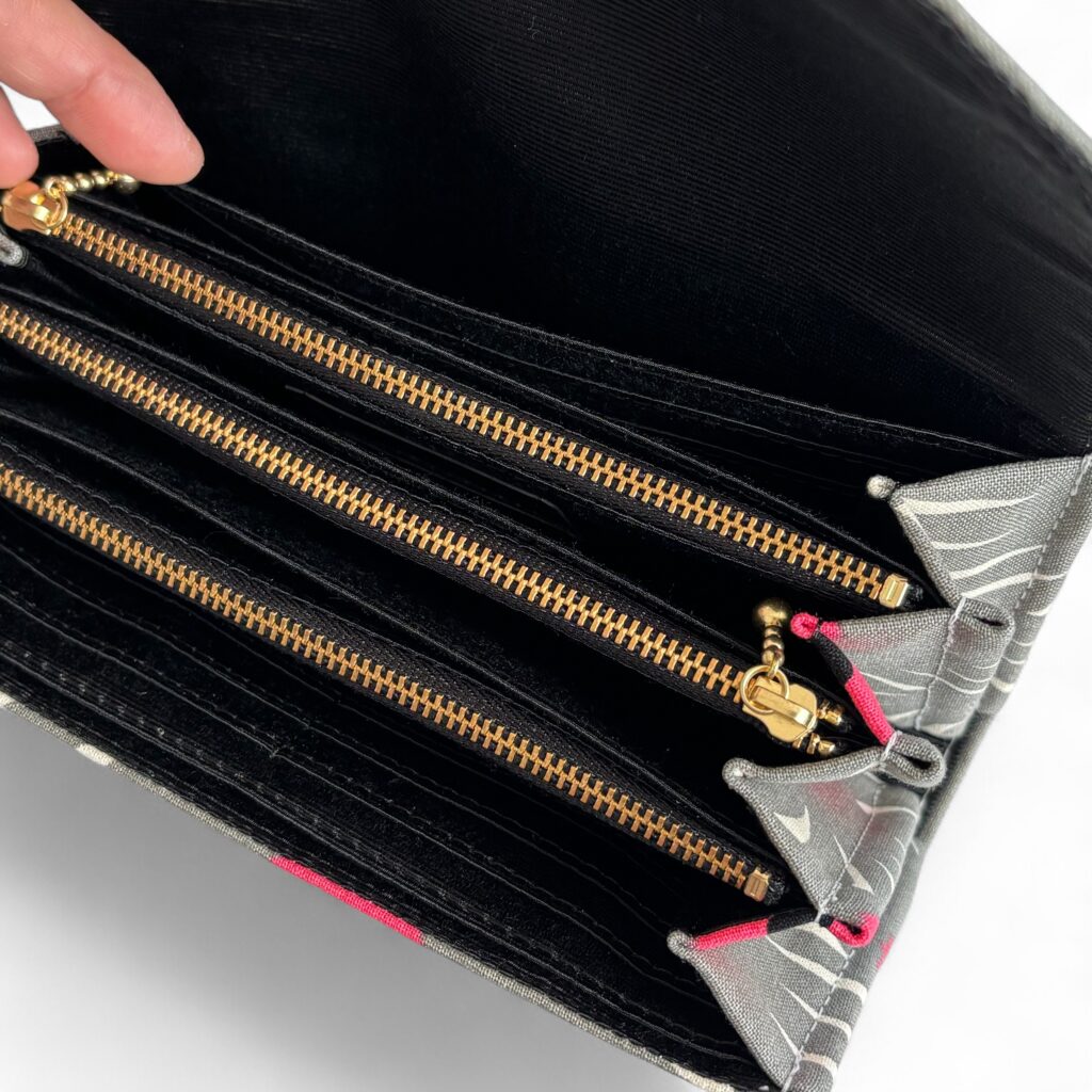 フラップ開閉型・3費目管理・アスター柄グレー・フリーポケット1